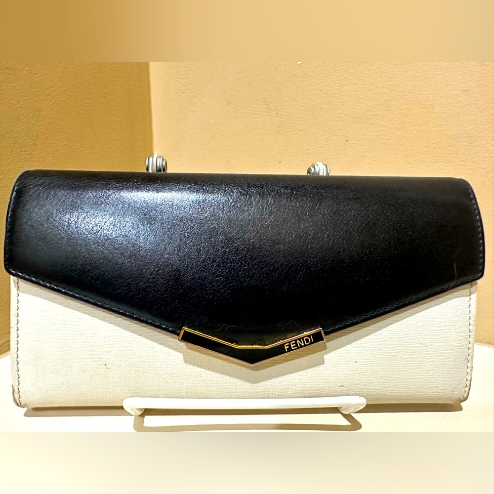 Fendi White/Black Leather Envelope
Continental Wallet